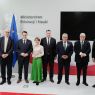 na zdjęciu baneru MEiN oraz flag Polski, Grecji i UE stoją uczestnicy spotkania, Minister, prof. Nikolaos Papaioamou oraz inni przedstawiciele ministerstwa i innych uczelni