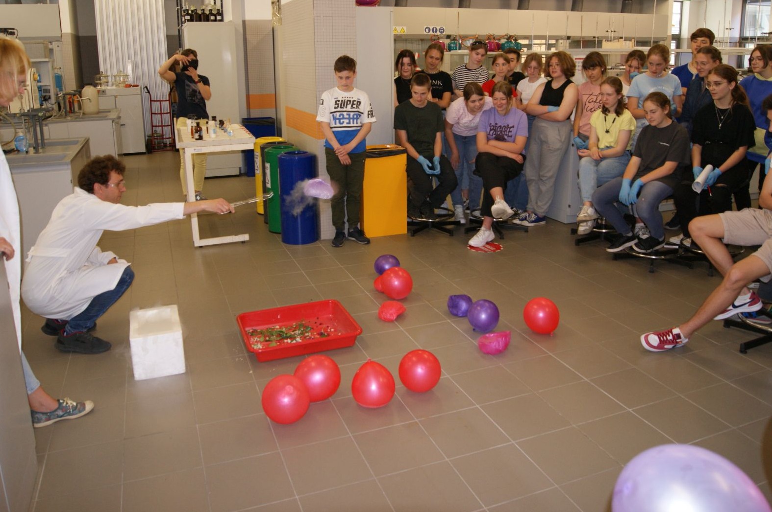 pokazy w laboratorium z dziećmi