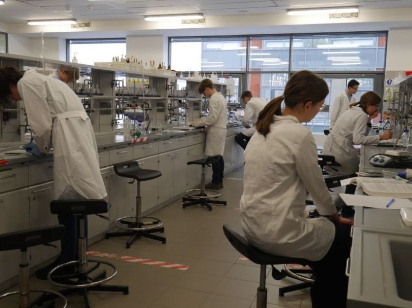 na zdjęciu studenci pracujący w laboratorium