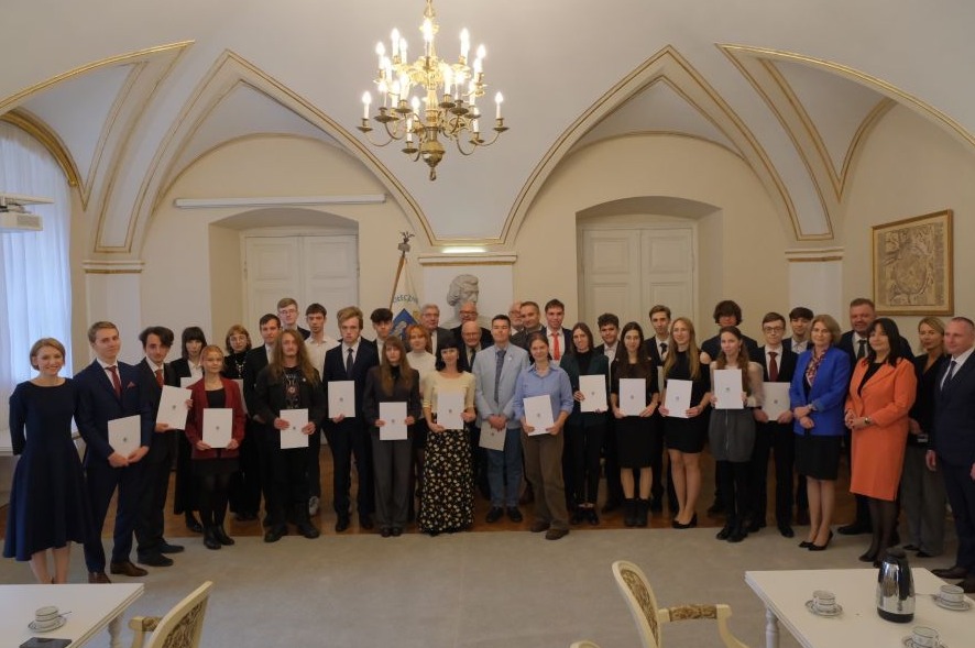 wspólne zdjęcie laureatów konkursów oraz organizatorów i władz uczelni