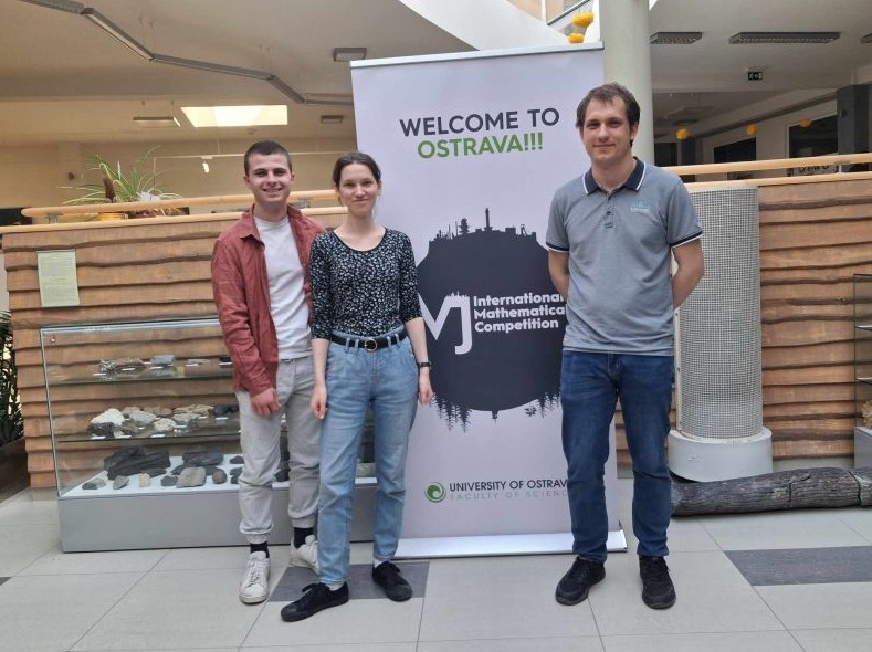 na zdjęciu trójka studentów WMI uczestniczacych w konkursie