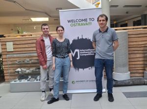 na zdjęciu trójka studentów WMI uczestniczacych w konkursie