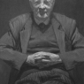 czarno białe zdjęcie przedstawiające prof. Kkonarskiego siedzącego w fotelu