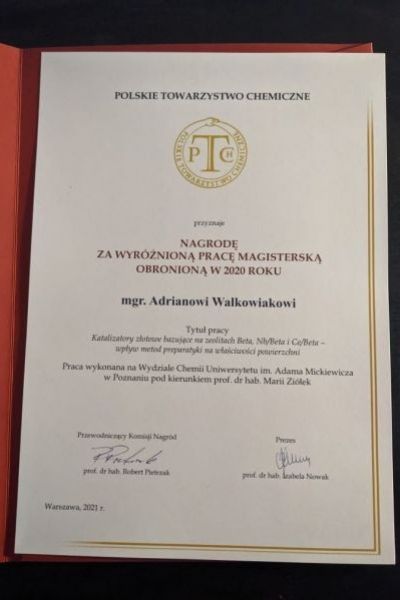 zdjęcie przedstawia dyplom na papaierze ecrue mgr Walkowiaka z W. Chemii