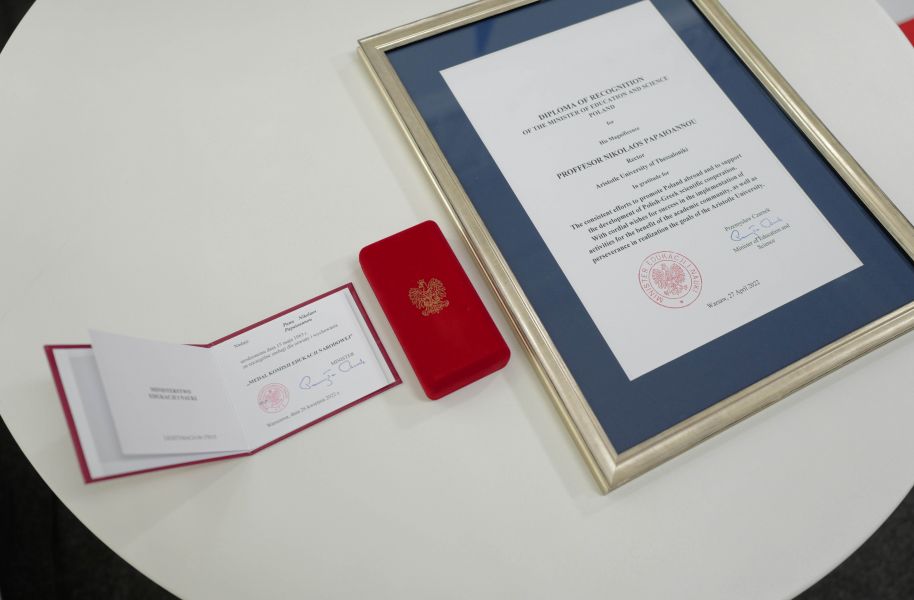 na zdjęciu oprawiony w ramie dyplom oraz odznaczenie w pudełko i legitymacja 