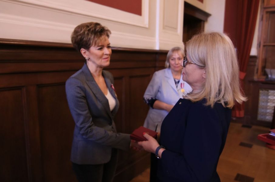 moment wręczania odznaczenia jednej z laureatek