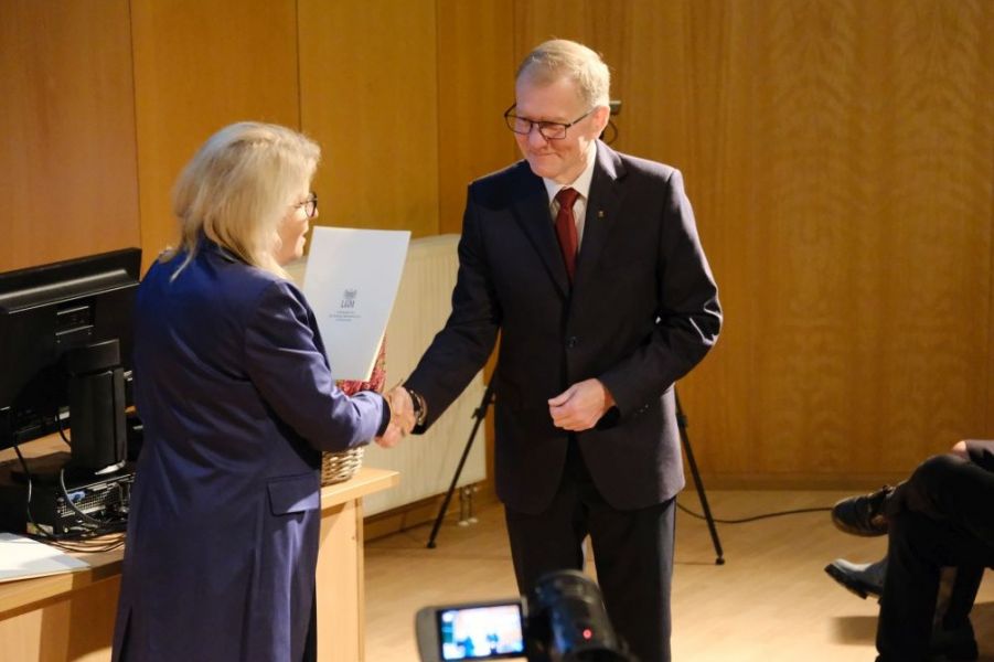 JM Rektor prof. B. Kaniewska składa gratulacje p. Dziekanowi prof. R. Gołębiewskiemu