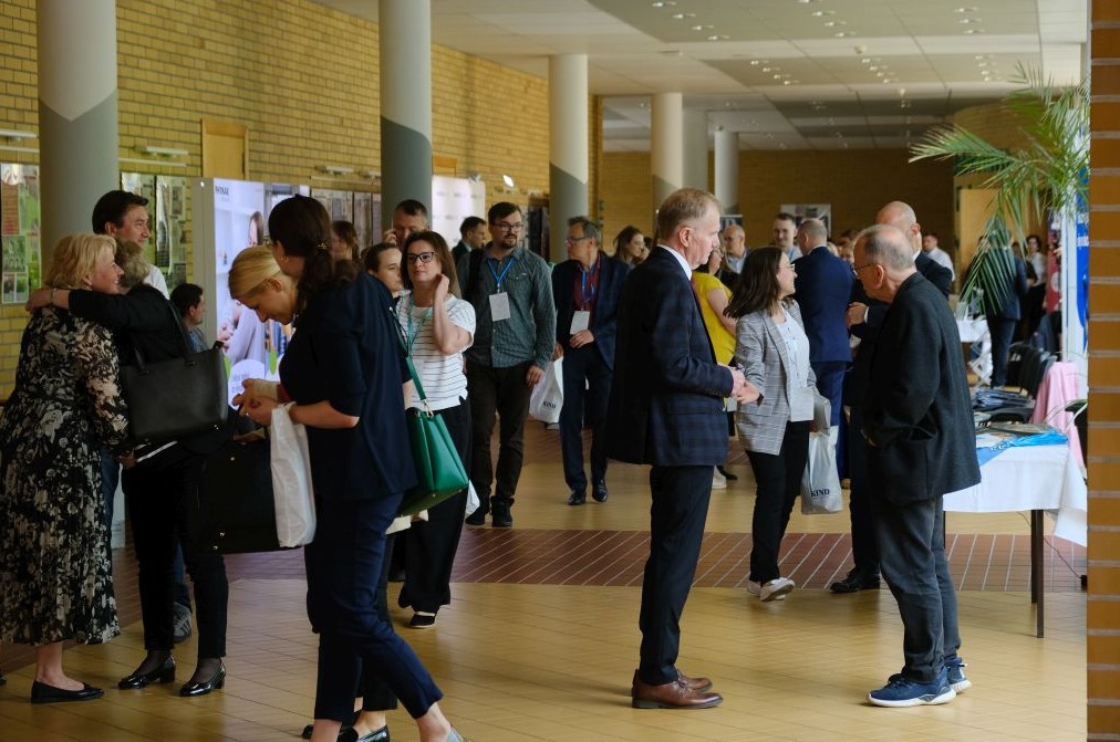 uczestnicy konferencji podczas rozmów w trakcie przerwy