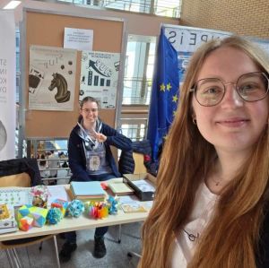 na zdjęciu przedstawicielki Koła Naukowego Dydaktyki Matematyki (StuDMat)
