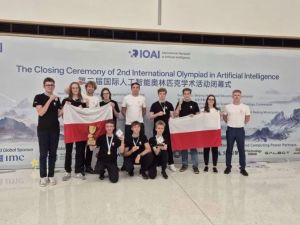 wspólne zdjecie zwycięskich uczestników z Polski 