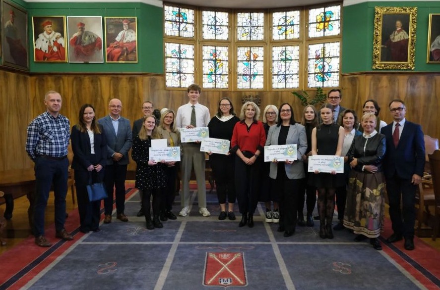 wspólne zdjęcie wszystkich laureatów z UAM