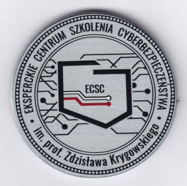 logo Eksperckiego Centrum Szkolenia Cybezrbespieczeństwa w Warszawie wybite na okrągłym medalu