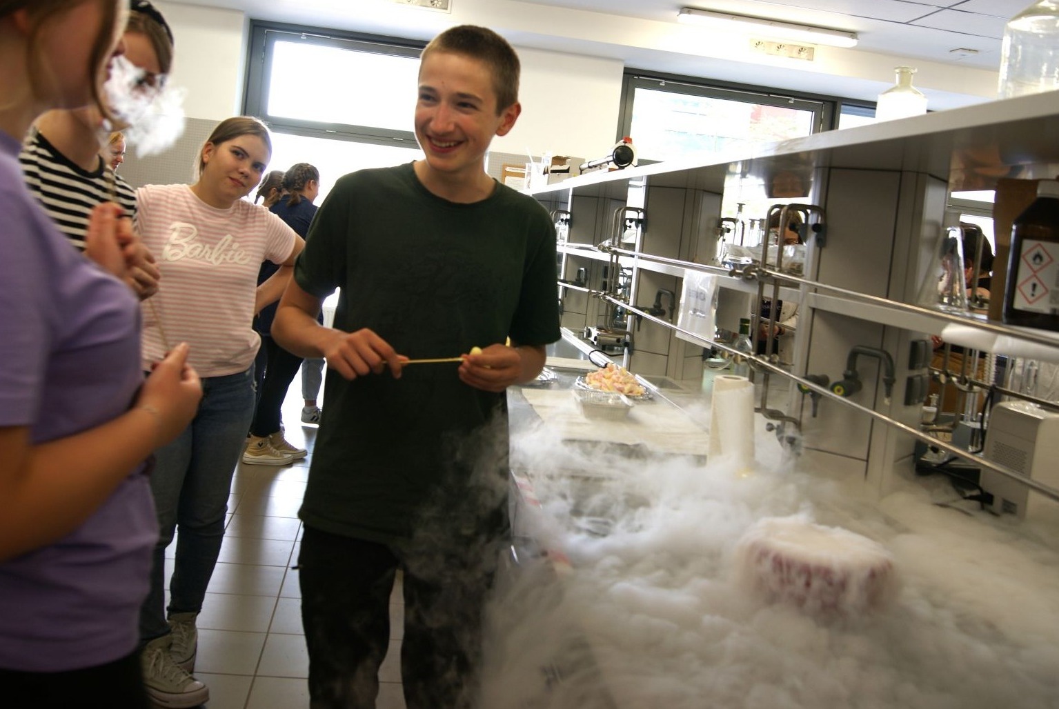 uczestnicy podczas doświadczenia w laboratorium oglądają pokaz