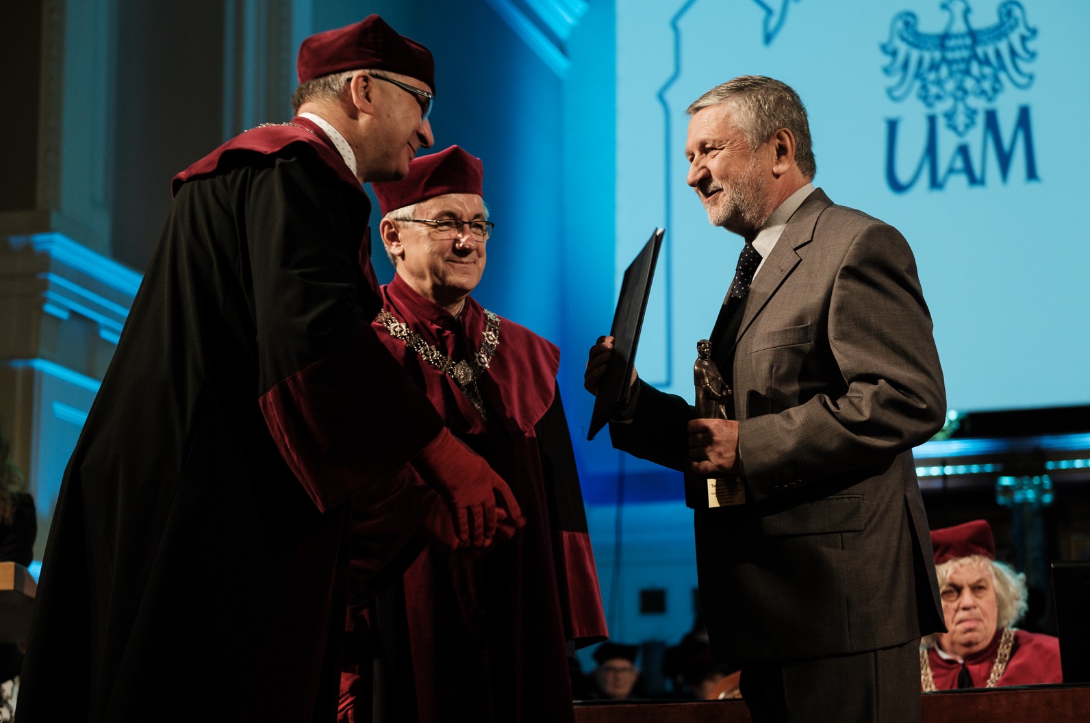 moment wręczenia nagrody Preceptor Laureatus prof. Sobczyńskiemu z W. Chemii