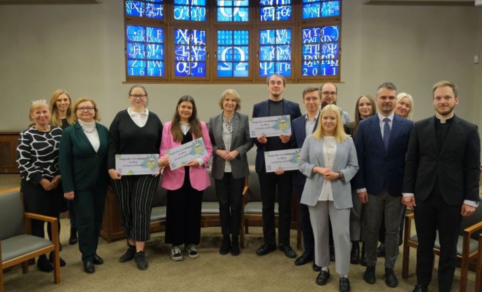 wspólne zdjęcie p. Rektor prof. J. Wójcik i wszystkich laureatów