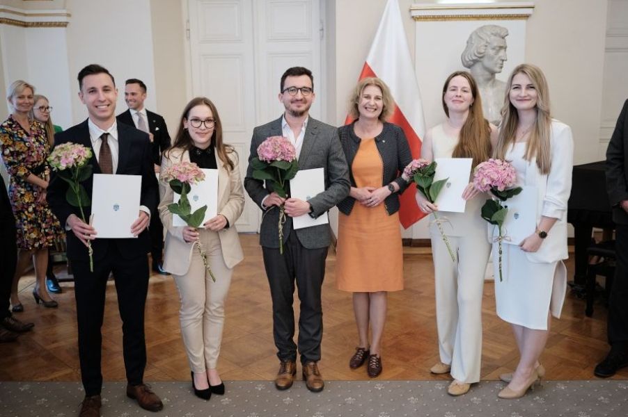 wspólne zdjęcie laureatów konkursu