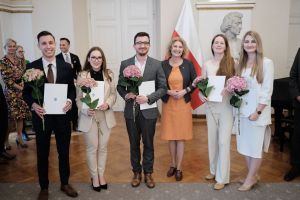 wspólne zdjęcie laureatów konkursu