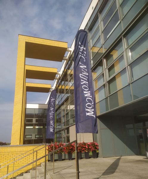 front budynku W. Chemii z flagą Nocy Naukowców