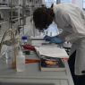 student pracujący nad próbkami w laboratorium