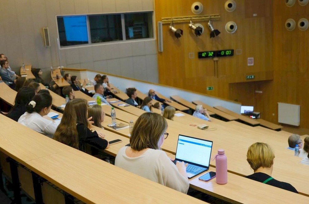 uczestnicy konferencji podczas konferencji w sali