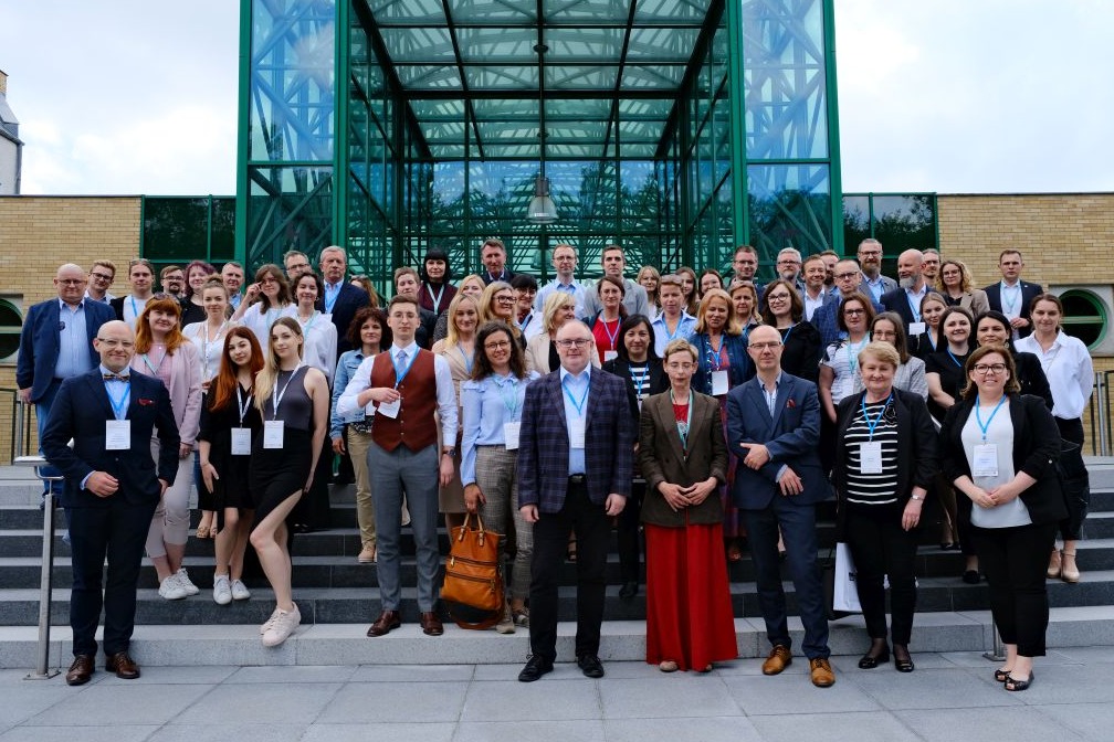 wspólne zdjecie wszystkich uczestników i organizatorów konferencji przed budynkiem W. Fizyki