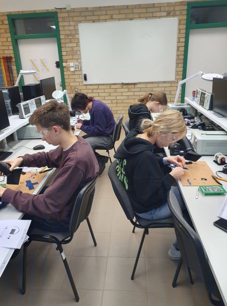 Zajęcia z lutowania w ramach programu „Klucz do kosmosu ESA”