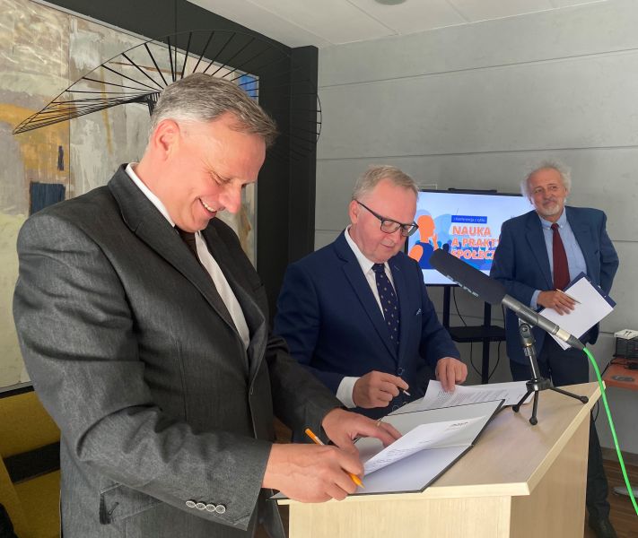 moment podpisania porozumienia pomiędzy WNPiD i Fundacją UAM