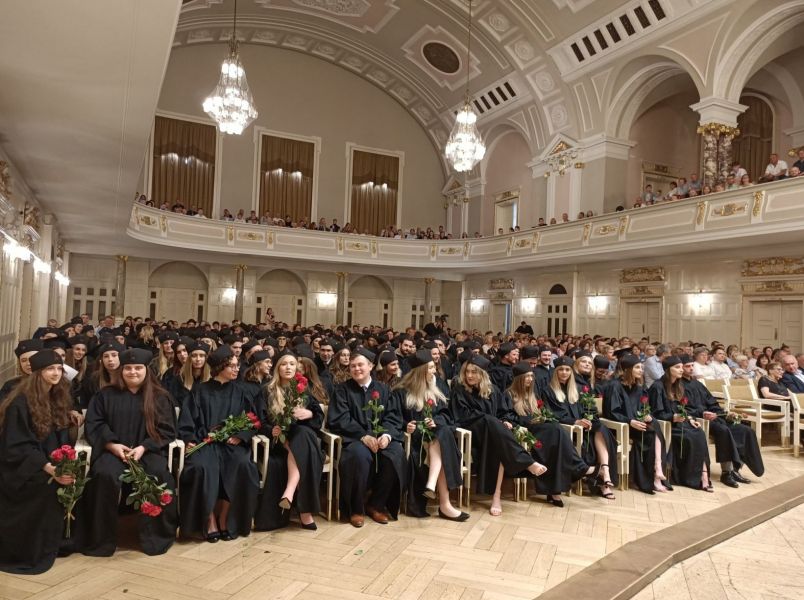 zdjęcie wszystkich uczestników absolutorium siedzących w auli UAM