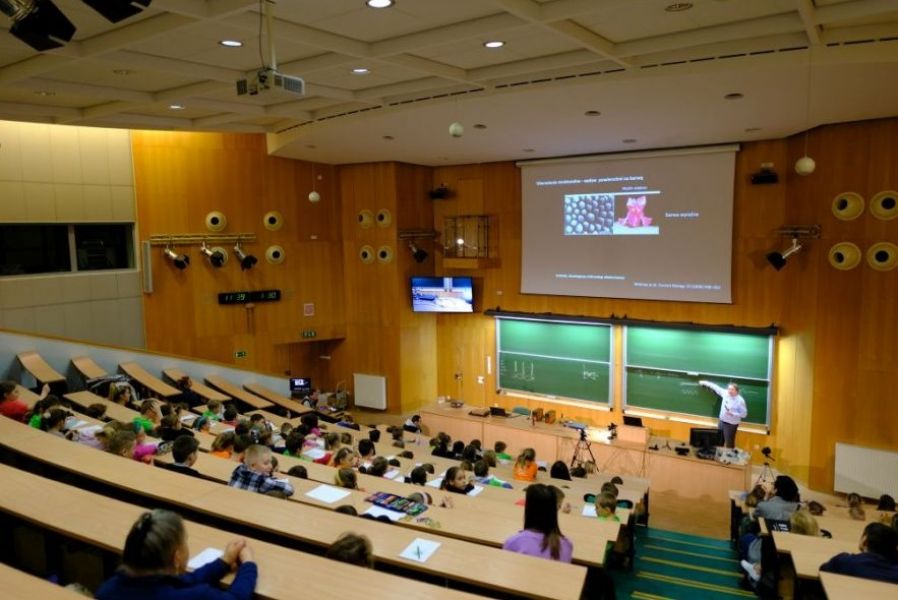 na zdjęciu sala wykładowa wypełniona dziećmi słuchjącymi wykładu w ramach Kolorowego Uniwersytetu