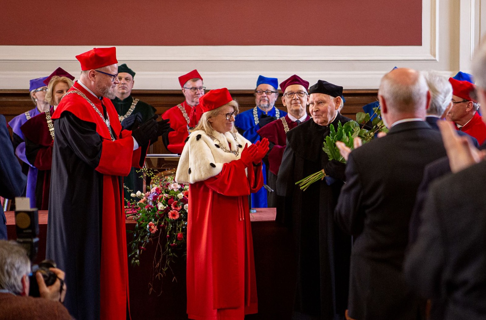 gratulacje JM Rektor prof. B. Kaniewskiej i Dziekana WMiI prof. K. Dyczkowskiego dla prof. M. Krzyśko