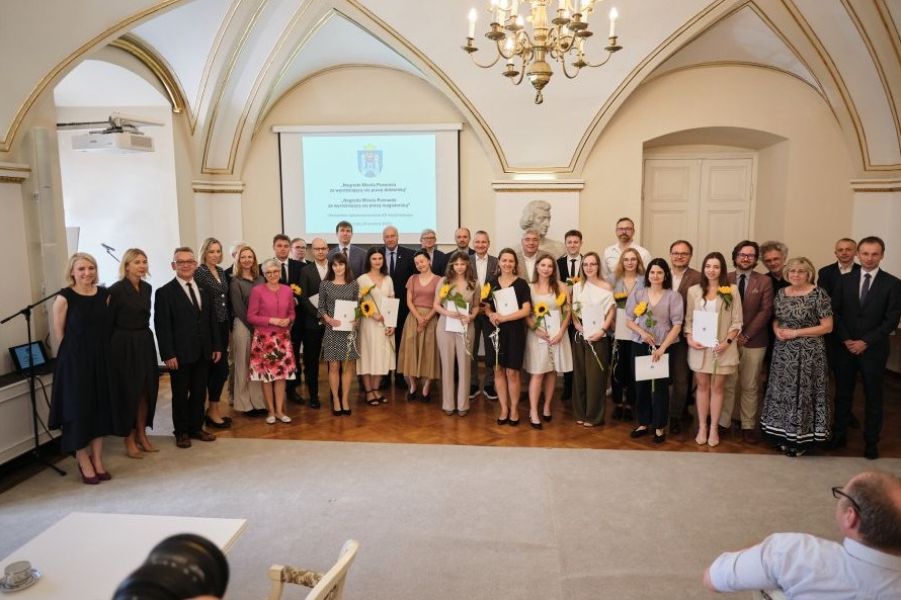 wspólne zdjęcie wszystkich laureatów i władz