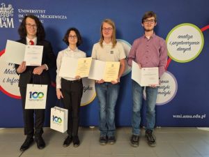 laureaci konkursu Pasjonaci i pasjonatki matematyki na wspólnej fotografii