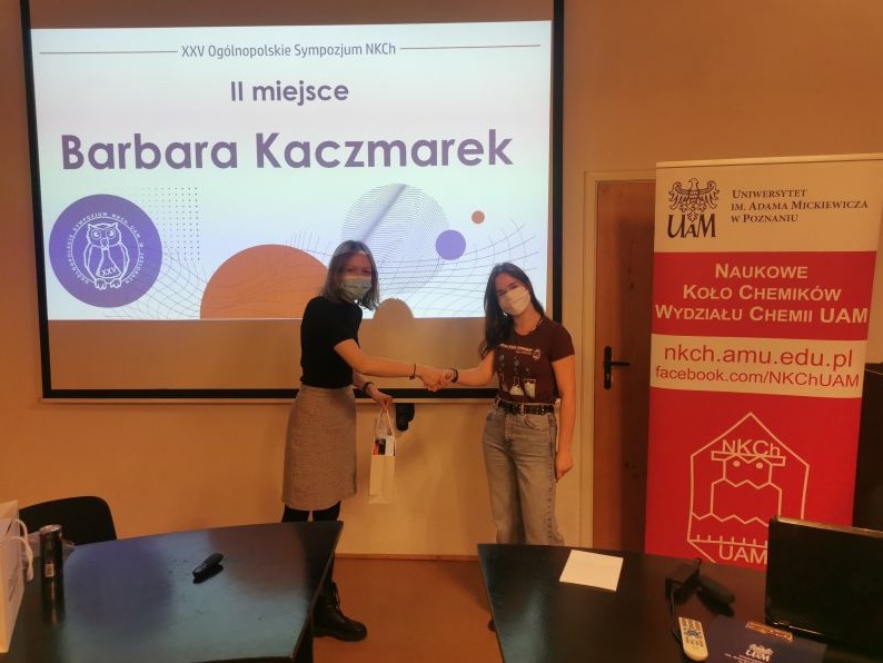 w sali na tle ekranu z wyświetlonym 2 miejscem Barbara Kaczmarek, gratulacje przyjmuje laureatka