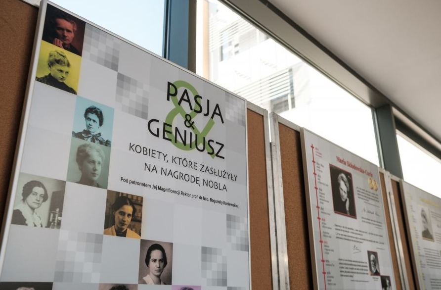na zdjęciu plakat reklamujacy wystawę z jej n