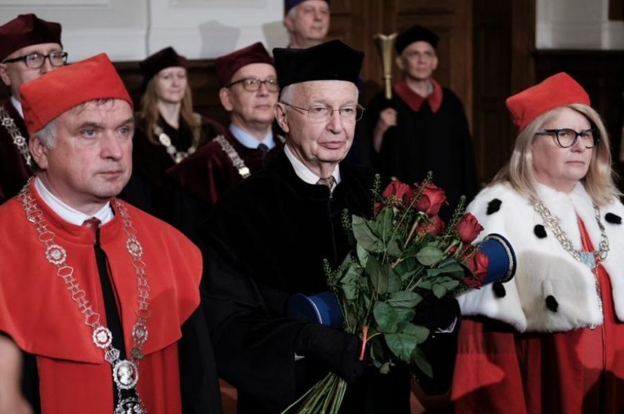 prof. Lehn z kwiatami w towarzystwie JM Rektor i Dziekana Kubickiego