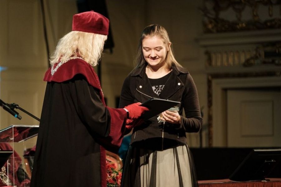 na zdjęciu studentka odbierajaca nagrodę Studencki Laur na scenie z rąk p. Rektor prof. K. Dziubalskiej-Kołaczyk