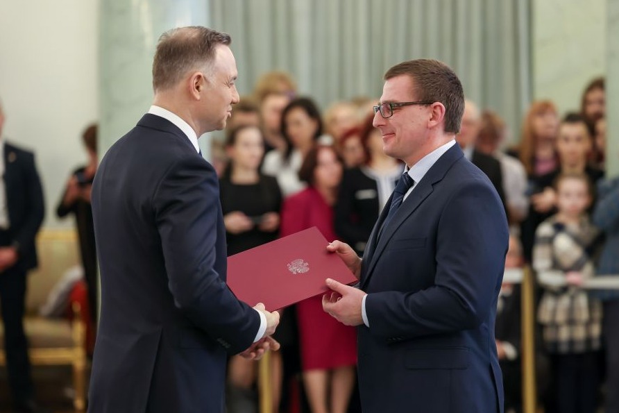 na zdjęciu laureat nominacji zprzyjmuje gratulacje od Prezydenta RP