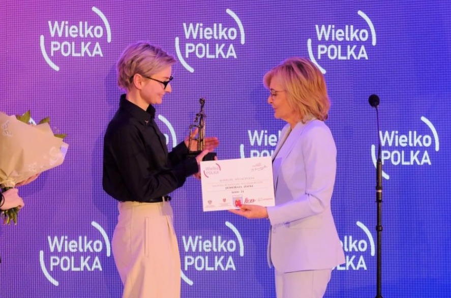 laureatka odbiera statuetkę na gali