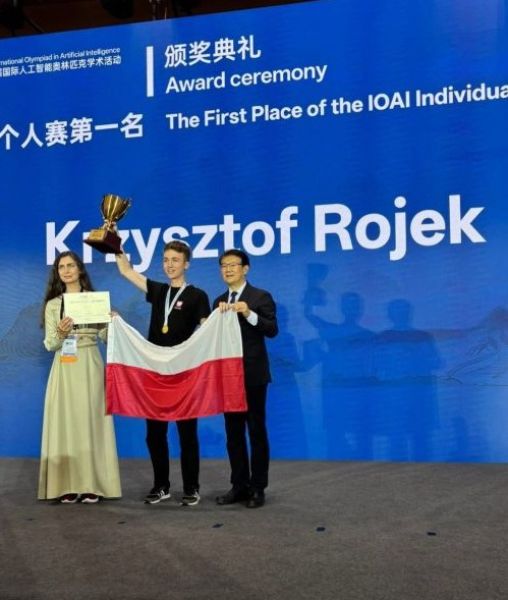 na zdjęciu p. K. Rojek laureat z pucharem
