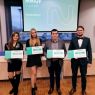 na zdjęciu w sali na tle logo PPNT stoi 4 laureatów stypendiów Fundacji UAM z Wydziału Chemii