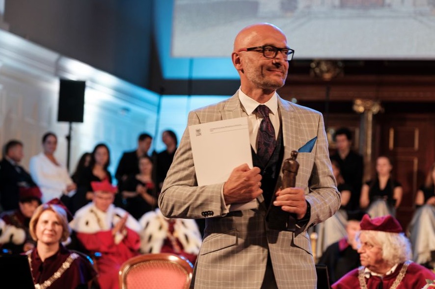 na zdjęciu laureat nagrody odbierający ją podczas Inauguracji