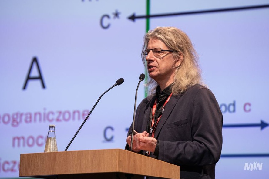 prof. M. Grześkowiak podczas wystąpienia