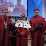 na zdjęciu z uroczystej inauguracji Roku Akademickiego 2025/2026 prof. B. Marciniak w towarzystwie JM Rektor prof. B. Kaniewskiej i p.Dziekana W. Chemii prof. M. Kubickiego