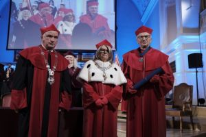 na zdjęciu z uroczystej inauguracji Roku Akademickiego 2025/2026 prof. B. Marciniak w towarzystwie JM Rektor prof. B. Kaniewskiej i p.Dziekana W. Chemii prof. M. Kubickiego