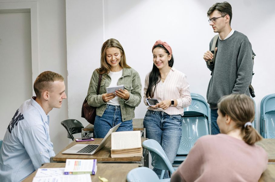 przykładowa grafika przedstawiająca studentów