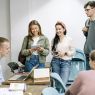 przykładowa grafika przedstawiająca studentów