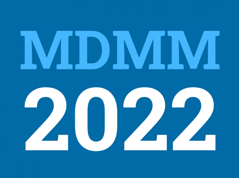 na niebieskim tle logo konferencji MDMM 2022