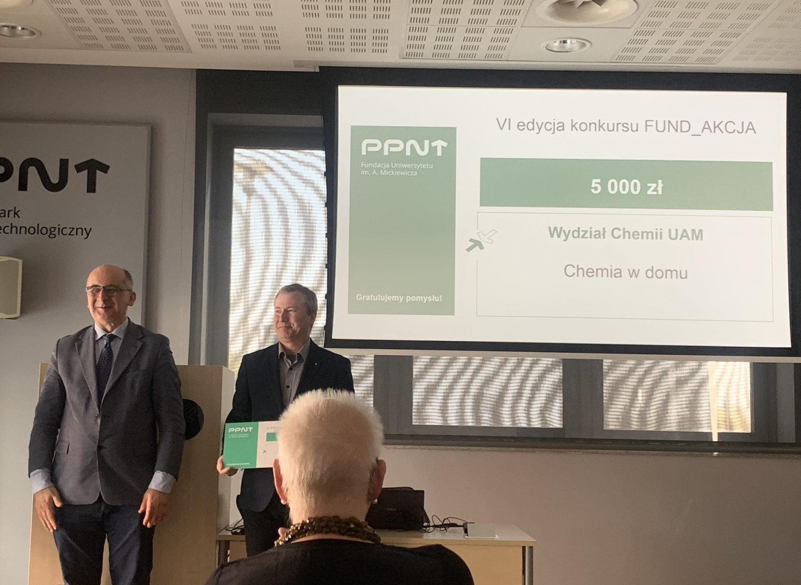 laureat projektu Chemia w domu z Prorektorem prof. M. Banaszakiem