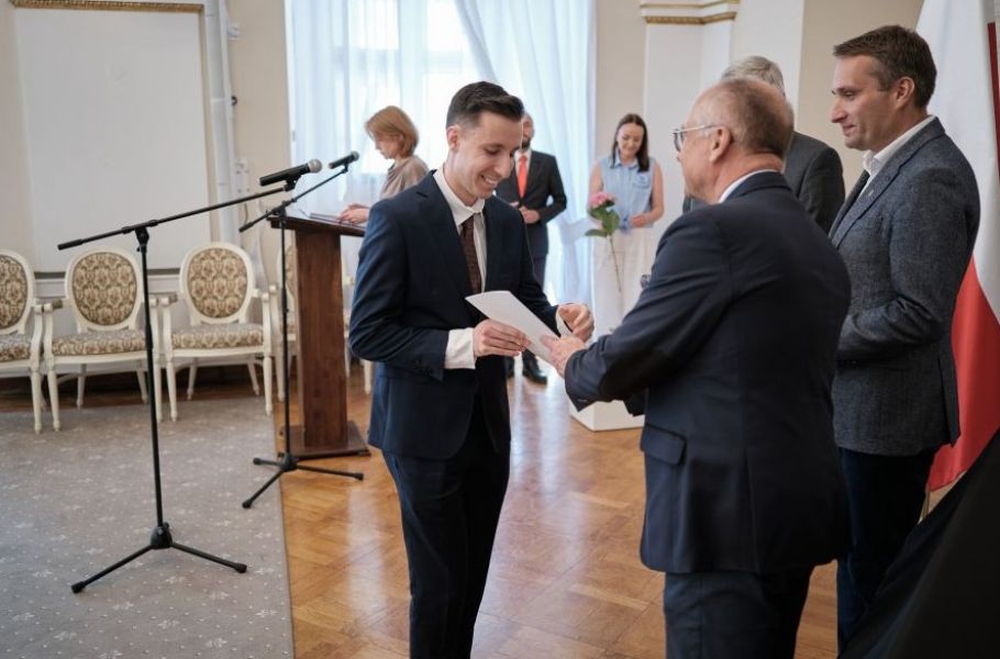 na zdjęciu p. Michał Sulik odbierający gratulacje