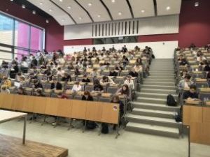 widok uczestników w sali W. Chemii